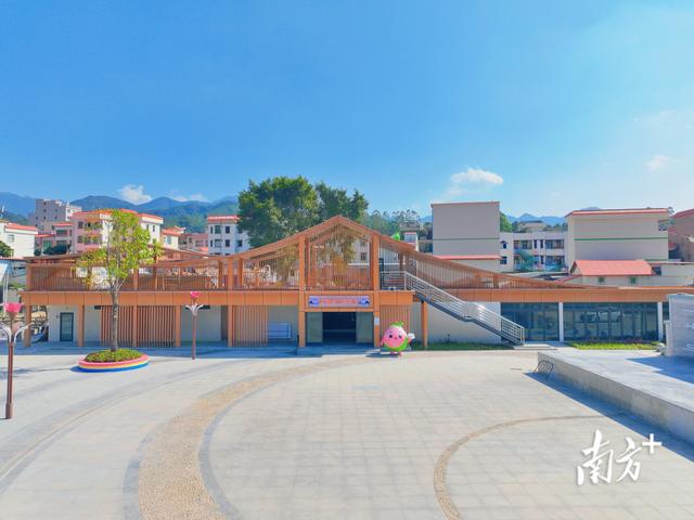 打卡里洞圩镇客厅，享独一份山水体验