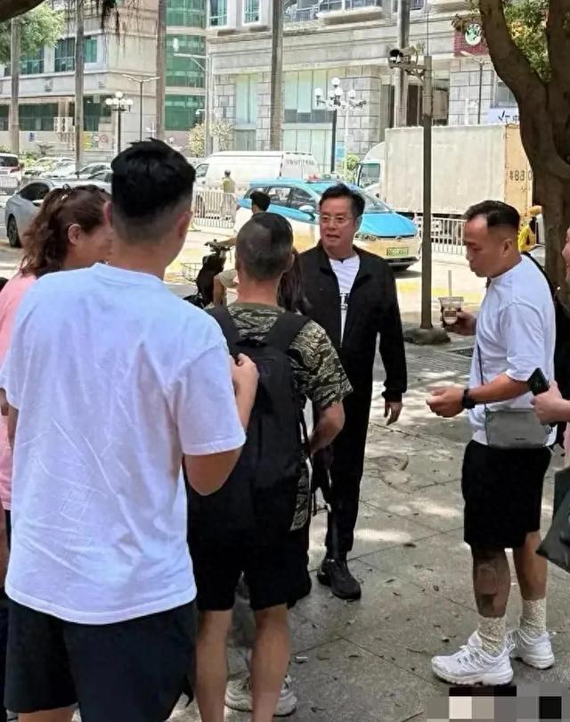 75岁谭咏麟深圳街头吃猪肚鸡，头发又多又黑，像年轻了30岁！