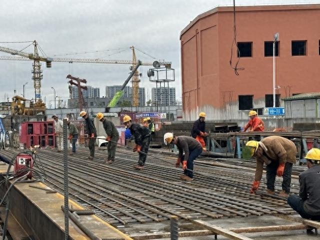 优化城市空间布局坚持（地下攻坚三百六十个昼夜）