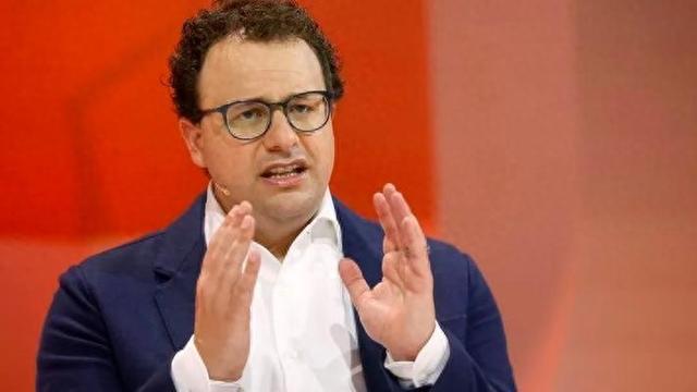 你会想到有一天和你同处办公室的同事有可能是“虚拟员工”吗？