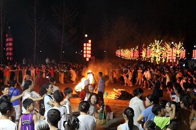 我县举办“船摇星河 火映七夕”洽湾船形古镇浪漫夜游活动