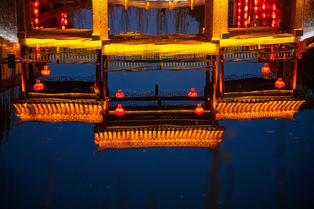 桥影渡星河，古墙浸夜色