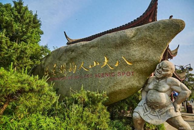 太惨！江西19岁女大学生景区被捅身亡，凶手身份曝光，事情不简单