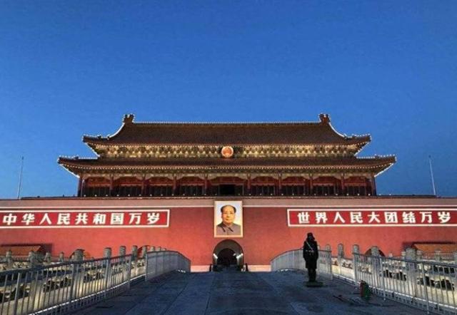 天安门为何不悬挂毛主席的照片，反倒要挂画像？答案令人意想不到