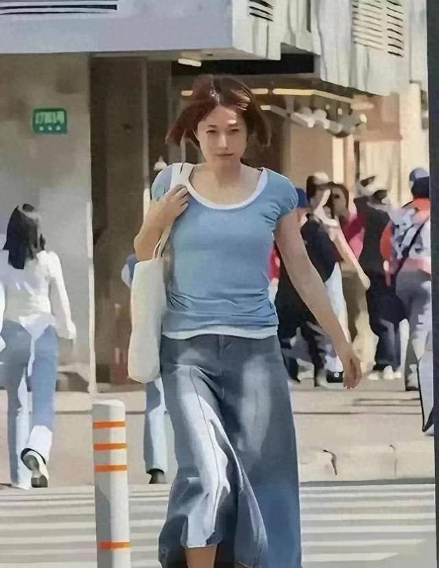 马伊琍现身上海街头，年近五十初看显老像大妈，细看气质犹存