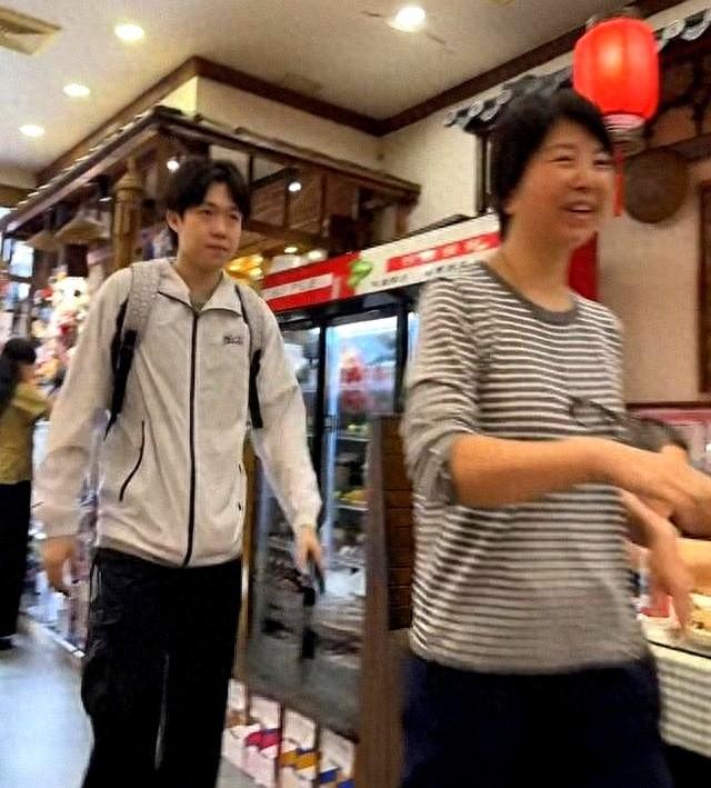 王楚钦一人到餐馆吃饭，老板娘亲自相迎，阿姨好热情，大爷好可爱