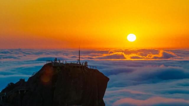 石牛山：云海托“仙岛” 日出绘“鎏金”
