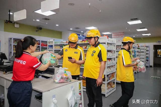 巨头们血拼“即时零售”，正在革700万夫妻小店的“命”