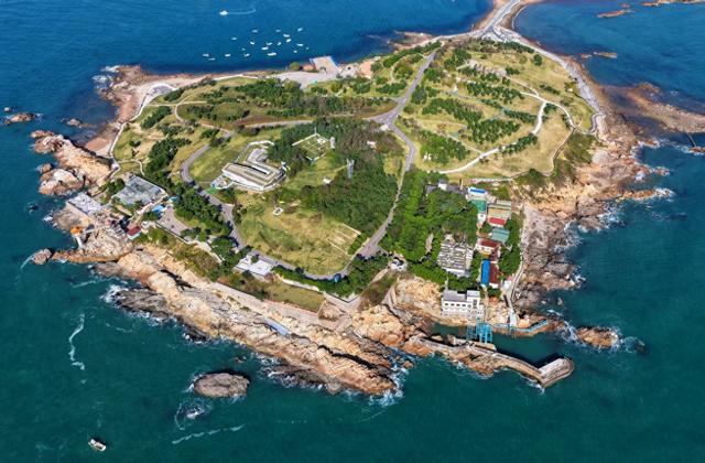 数智文旅 媒动山海丨俯瞰小麦岛，把青岛“明珠”框进眼底