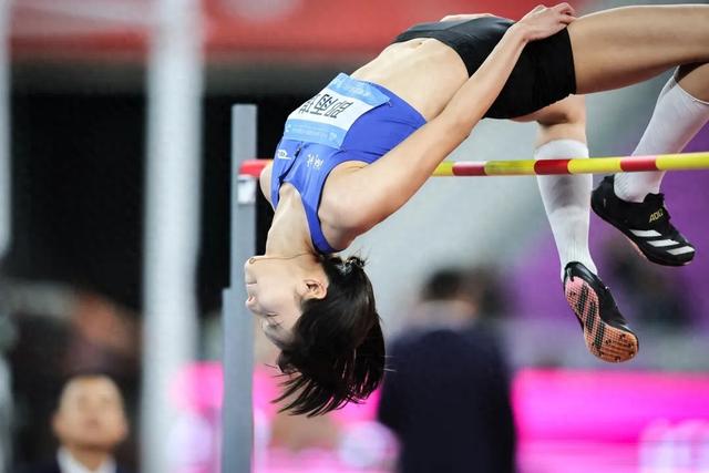 11轻巧夺冠优化训练答案（又美又飒邵雨琪夺冠她还是清华研究生）