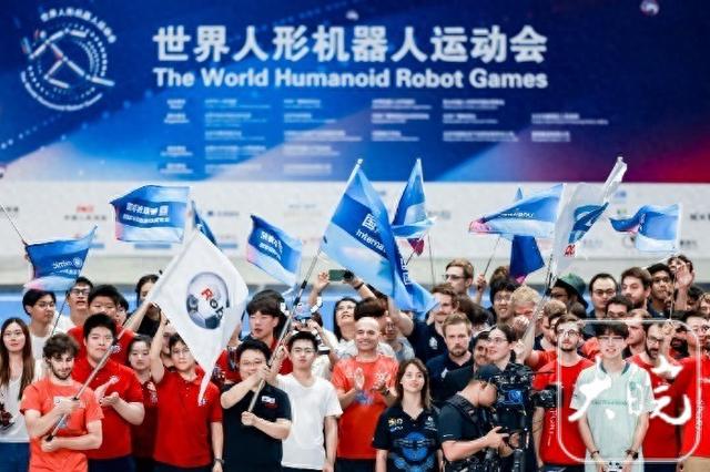 2025世界人形机器人运动会启幕 合肥磐石机器人乐队亮相开幕式