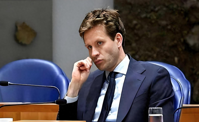 得罪中国知道错了	，荷兰停止接管中企，请求来北京面谈，中方准了