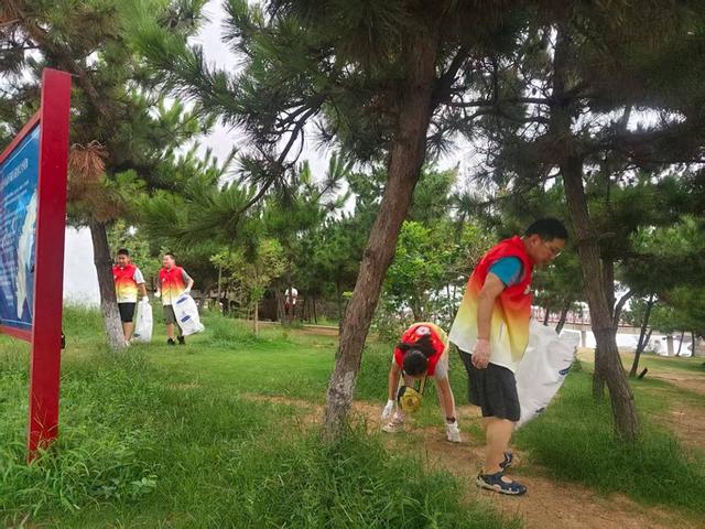 100多名志愿者走进养马岛开展保洁活动