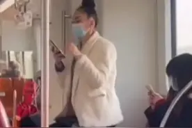 据新京报我们视频1月21日消息。女子头发绑扶手悬空荡秋千！上海地铁：不要做类似危险举动。视频封面