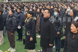 2月10日，#黄旭华母校现任校长赶到武汉送别 ： 再远我们也会来，送黄老最后一程。#黄旭华高中母校举行悼念仪式