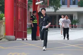 6月9日下午，2025山东夏季高考化学考试结束，选择物、化、政的考生率先结束高考，可以先一步享受暑假了。