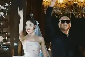 6月1日 发布，辽宁，“气质拿捏！这老爸太有排面了！”，婚礼入场，爸爸和女儿一起跳舞 ，父女俩配合默契、毫不煽情，现场一片欢乐，网友：一看就是被爸爸捧在手心的女儿 ，太喜欢这种欢乐的送嫁氛围了视频封面