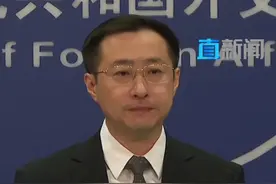 万斯称中国人是乡巴佬 外交部：无礼无知 令人诧异 感到悲哀 4月8日下午，外交部举行例行记者会，深圳卫视直新闻驻京记者田鑫就美国副总统万斯近日在接受媒体采访时的不当涉华言论提问。外交部发言人林剑表示，中方对中美经贸关系的立场已经讲得很清楚。听到这位副总统说出这样无知又缺乏礼貌的话，令人诧异，也感到悲哀。视频封面