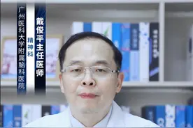 抑郁症会恶心想吐吗？ #涨知识 抑郁症会恶心想吐，通常是由于心理作用、药物不良反应导致，但也可能是患有其他疾病的情况，需注意鉴别。抑郁症是日常生活中常见的疾病，通常和精神心理压力过大等因素有关，如果出现不适，建议及时前往医院精神心理科配合治疗。
1、心理作用：抑郁症恶心想吐通常是由于心理作用导致，患者情绪低落，会表现出食欲不振或暴饮暴食，从而引起胃肠道不适，出现恶心想吐的情况。也可能是在抑郁症发作时，患者对外界厌恶感较强，容易受到外界刺激，也会出现恶心想吐的情况；
2、药物不良反应：部分抗抑郁的药物，如盐酸舍曲林等，服用后可能会导致患者出现胃肠道反应，表现出恶心想吐的情况，甚至出现腹痛、腹泻等，是药物的常见副作用；
3、其他疾病影响：如果恶心想吐，也可能是#抑郁 患者患有抑郁症的同时还患有其他疾病，如肠胃炎等，这时通常还会伴有腹痛等症状。建议及时前往医院，明确诊断后针对相应疾病进行治疗。抑郁症还可能表现为兴趣减退、焦虑、思维迟缓、入睡困难等，严重情况下可能会出现自杀倾向。建议患者养成良好的生活习惯、避免熬夜、适当运动、规律饮食、保持愉悦的心情。必要时可遵医嘱服用药物进行治疗。#硬核健康科普行动  @创作灵感小助手视频封面