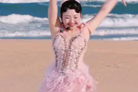 #李嘉琦单眼皮女生变装跳拉丁舞 
这个舞台独一无二的《单眼皮女生》#李嘉琦  带来惊喜唱跳！一秒变装切换拉丁模式，“辣”翻全场，相信你一定认识了她，认识了独特的自信与热情
#乘风2025开播 #乘风2025视频封面