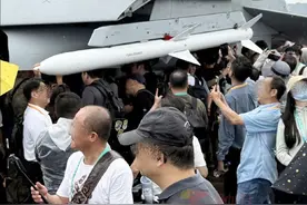 安全感满满！11月13日，广东珠海，#中国航展 现场下起了雨，现场观众纷纷跑到歼-15T飞机下避雨。这一刻，解放军战机捍卫海天、“遮风挡雨”的使命担当具象化了。#中国航展超燃时刻