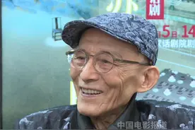 #游本昌说自己不能再登上话剧舞台了 当记者问他还有没有机会登上话剧舞台 已经90岁高龄的#游本昌 笑着说从自己加入国家话剧院到现在已经68年了，80岁的时候还能在舞台上坚持两个小时演弘一法师，但现在这个年纪很难了。因为舞台不像影视剧可以一个镜头一个镜头拍。 #国家话剧院 #繁花视频封面