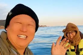 海钓收官战媳妇解锁梦想巨物！ 挑战带媳妇海钓一个月赚5000块  #钓鱼那些事 #海钓船钓 #原来钓鱼才是抖音运动顶流 #带媳妇钓鱼 #钓鱼的乐趣只有钓鱼人懂视频封面