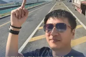 【张雪峰谈“读研红利还剩多少”：有的专业不读研不行】 4月25日，峰学蔚来创始人、考研名师、知名教育博主张雪峰发文谈“读研的红利还剩多少”。他在文中表示：“搞这么大话题，除了制造焦虑，一点意义没有”。（来源：九派新闻）#张雪峰  #张雪峰谈考研红利视频封面