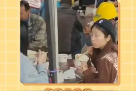 无论哪个时代，学生总是会站在工人阶级一边#学生 #工人 #食堂 #热血 #大学生视频封面