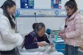 外公外婆生病住院，尽管工作再忙也要去看看，现在他们老了需要我们更多的关心和爱#新农人计划2025 #乡村守护人#微光点亮乡村视频封面