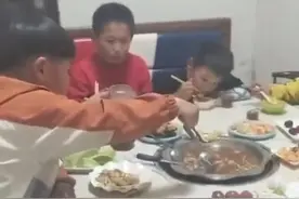 点赞！ 4月7日（采访），山东聊城，女子手机丢了一个星期，被8名小学生捡到后物归原主，事后请孩子们吃火锅作为答谢。#正能量 #丢手机 #拾金不昧视频封面