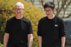 两个Tim梦幻同框！#库克参观杭州影视飓风  有人要到了库克的签名！（供稿：余杭融媒体）视频封面