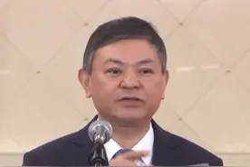 生态环境部部长黄润秋:现场展示2块空气滤膜，亮出去年环保成绩单 #2025全国两会 #2025两会观察