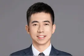 村集体土地转让合法吗？刑事律师教你避开非法转让罪陷阱 🔥村集体卖地=坐牢？刑事律师亲办案例敲警钟！ 
⚠️痛点案例：村委会未经村民大会同意转让土地，村支书被控犯罪？ 
❌致命误区： 
1. 误以为政府默许即合法（需书面追认！）； 
2. 混淆民事违约与刑事犯罪（合同有效≠不构罪！）； 
💡法律硬核： 
✔️《刑法》第228条：必须同时满足“牟利目的”+“情节严重”； 
✔️《城镇国有土地转让条例》：完成25%投资额可合法转让； 
✅自救方案： 
1. 调取土地权属原始档案； 
2. 用民事判决确认合同效力； 
3. 申请排除非法取证证据； 
#西安刑事律师 #抖来普法2025 #非法转让土地使用权罪 #西安刑事律师许睿 #生活中的法律常识视频封面