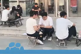 5月20日，河南郑州，全国首个不用户口本可以结婚的520，民政局门口大排长队，有人昨天下午5点多就来排队，带的有帐篷、小马扎、躺椅视频封面