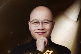 百万粉丝难变现？3招破解「内容爆款≠商业爆款」困局 拥有十万甚至百万粉丝却无法变现的博主注意！你是否也困在「内容爆款点赞过万，直播间带货个位数」的怪圈？抖音电商金牌讲师徐晓强将用这套「直播留人×达人带货」黄金模型，手把手教你将流量池转化为真金白银。
🔍 症结诊断：90%博主败在「内容力与交易力割裂」你的优质内容吸引的是「观光型用户」，而达人带货需要「消费型人群」。就像美食博主教做菜获赞百万，但粉丝只为学技巧不为买厨具——这是典型的「流量空转」困局。
🎯 破局公式=直播留人（筛选用户）+达人带货（转化价值）
1⃣️ 【内容端重构】在爆款视频中植入「消费暗钩」· 知识博主讲Excel技巧时植入「点击购物车获取同款快捷键贴纸」· 健身达人教学时展示「3号链接防滑瑜伽垫正在秒杀」· 美妆教程结尾用「评论区抽奖送教程同款眼影盘」通过「知识种草+即时转化」完成流量分层，这是达人带货最核心的「价值筛网」策略。
2⃣️ 【直播端设计】三段式直播留人模型· 前15分钟：用「免费干货教学」完成极速互动· 黄金30分钟：达人带货聚焦「解决方案型产品」· 救场机制：在线人数下降10%立即启动「福袋」激活新流量
3⃣️ 【流量端闭环】打造「内容蓄水-直播转化」飞轮· 发布1分钟干货短视频时，在视频贴片植入「明晚直播送xx福利」· 直播留人话术设计：「正在看回放的宝子点击右下角领课程脑图」· 达人带货专场后，立即发布「用户证言」短视频二次转化。这套方法论尤其适合知识分享、技能教学、生活测评类博主，记住达人带货的黄金法则：✅ 每5分钟循环「点击购物车」触发消费行为✅ 用「痛点提问+解决方案」重构产品价值✅ 通过「直播留人数据」反向优化内容选题
#直播电商 #100个关于她的故事 #知识点亮她 #电商运营技巧