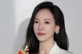 这所黑马初中凭何稳居前三？ #金陵中学 #南京初中 #南京教育 #小升初择校 #金陵河西 
一、此前公布的特长生录取数据，金陵河西学校初中部2025年考上“四大”特长生的包括：
➢ 南师附中14人，位列南京市第三
➢ 金陵中学33人，位列南京市第一
➢ 中华中学16人，位列南京市第二
➢ 南京一中7人，其中丘班前10名中，金陵河西初中部占了4人。
也就是考上“四大”是70人，稳居南京市第一，强势崛起，成绩非常亮眼；此外据家长间的不完全统计，金陵河西目前有130名特长生上岸，总数方面也是遥遥领先。
二、刚刚出炉的建邺区二模成绩：
最高分来自金陵河西，前10、前20、前50中，金陵河西也是绝对“统治级”的领先。
三、此前举行的金中集团校联考：
金陵河西在集团校内遥遥领先。
四、信息学成绩：
之前的几次世界级、国家级信息学竞赛当中，金陵河西的初中生也是小小年纪就拿下了多个全国金牌，提前达到清华、北大保送标准。金陵河西也成为国内信息学圈一大热门的“现象级”话题。
总结：
从以上各方面成绩数据来看，金陵河西初中部目前已经稳居南京市头部初中前三名。
当然，看一所学校，不能仅仅看成绩，还要看他当下的综合实力。
师资——在之前的一次新学期家长会上，公布的金陵河西新入职老师的学历都是“顶牛”，厦门大学博士、清华大学硕士、武汉大学硕士、苏黎世联邦理工大学硕士……学校官网显示：硕士、博士及以上学位获得者近30%。学校设有全省首个博士工作站，有50多个毕业于南京大学的硕士以上的老师在学校任教，被誉为“南大教师天团”。
硬件——没得说，无论是校园环境、教学设施、宿舍、食堂、运动场、高尔夫球馆、击剑馆等等，都是南京学校里的“天花板”级别；校园里还有占地1175平方米的楼顶农场和有着10多种动物的萌宠乐园；学校食堂还被称为“南京中小学里的金陵饭店”，口味让很多毕业生念念不忘。
应该说，学校先进的办学理念、优秀的师资队伍、高端的硬件环境、丰富的课程设置、人文的关怀氛围等等都十分亮眼。
因此，可以预见，选择这所学校，三年后一定会不负期待。
@抖音 @DOU+小助手 @抖音小助手