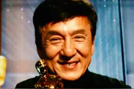 那些经典的镜头是怎么来的？成龙 #真实还原 #一人分饰多角 #成龙 #致敬 #迷惑行为大赏