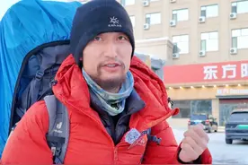 从无人区到有人区，他曾穿越塔克拉玛干。 西北汉子环绕边境线徒步来到黑河，“希望大家在前行中找到属于自己的轨道。”
特别感谢：@张班长（徒步环华）  #黑河寒冷的冬季温暖的城#黑河#徒步旅行视频封面
