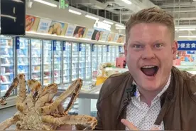 当澳洲老外在南方用澳币感受中国超市物价，直接被这物价、服务惊呆了！在南方竟然连超市都能帮切帮处理还直接帮忙煮！#南北办年货区别这么大吗 #舌尖上的抖音  #家乡年货腔调  #老外在中国 #东莞盒马视频封面