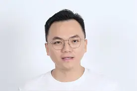 中国能一国之力做出光刻机。给中国全套图纸都造不出? 第一台国产光刻机战胜竞争对手，用中国人的光刻机造中国芯。#贺荣明 #上海微电子 #光刻机 #14nm级光刻机 #芯片视频封面