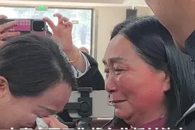 夫妻山区工作将女儿托付他人  而后竟被告知女儿“已死”  35年后一家团聚哭成泪人视频封面