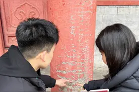 故宫柱子600年不腐的秘密竟然是？ 故宫的柱子是水泥做的？这里可藏着600多年前的秘密！#故宫  #柱子  #旅游  #全能导游视频封面