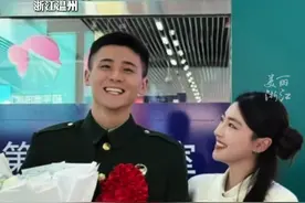#女孩高铁站喜迎退伍男友 ，“我会等他回来，如今我们做到了”（供稿：看看温州）视频封面