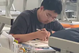 高中男生暑假期间，坚持每天按正常上课时间去学校自学 ，老师：他的成绩很好也很稳定，但依然很努力！#优秀的孩子 #高中生 #别人家的孩子 #青春当燃不让 （ 视频来源：@Sophie.K ）视频封面