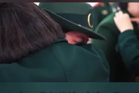 #退伍女兵离别前最后一次亲吻帽徽 这一别，不知何时才能相见。祝：前程似锦，未来可期（肖楷原  殷鑫）视频封面