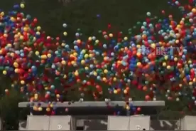 气氛组准备就绪！600名来自北京警察学院的学生们在暑期经过两个月的放飞培训，将协同释放8万只气球与8万羽和平鸽。气球吹的大小有严格要求，空中爆裂落地后还可以完全降解。