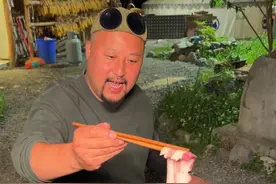 家乡的枇杷成熟了，熬制点蜂蜜川贝枇杷膏 #抖音美食推荐官 #枇杷 #我的乡村生活