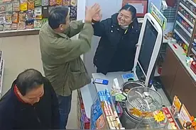 外国大叔来店里第一次用支付宝，反应一惊又一惊！实实可爱~ #外国人在中国 #监控下的一幕 #文献生活视频封面
