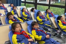 课桌座椅几秒变身成“躺睡椅”，小学生轻松实现午休“躺睡”（供稿：南太湖号）视频封面